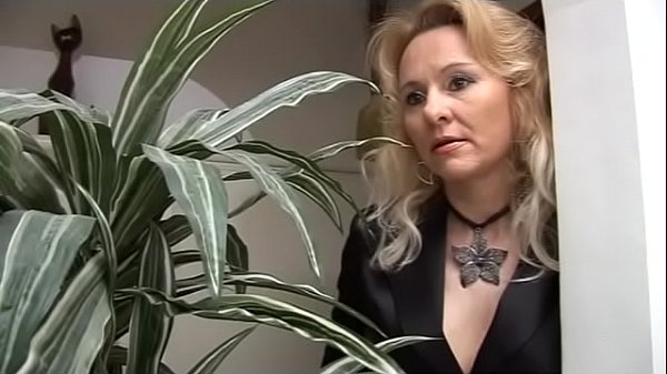 Белокурая взрослая женщина предложила онанисту не дрочить а лучше жарко потрахаться